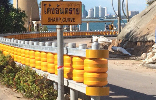 شراء الصفراء مع خطوط سوداء الحاجز الدوار السلامة مع مواد عجلة الرغوة والملحقات لحلول حاجز السلامة online manufacture