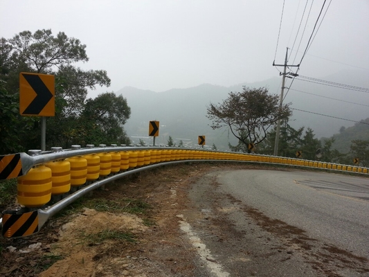 شراء High Corrosion Resistance Highway Guardrail Roll Forming Machine for Highways Construction Sites online manufacture