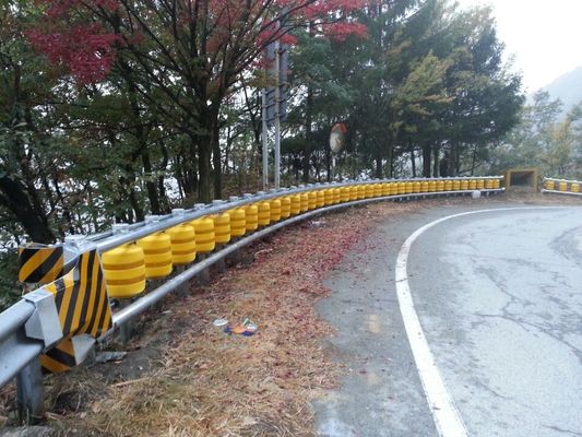 شراء 3pcs Beam Rolling Barrier with Guardrail Zinc Coating 85um600g per square meter Heavy Duty Traffic Safety Barrier System online manufacture