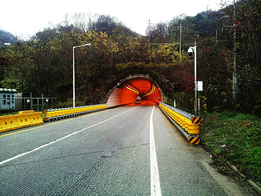 شراء الحاجز الحاجز المتحرك المتحرك الحار المغطى بالصمغ المتميز بالدرجة الدولية المستوى 4 ومواد عجلات PU التي تضمن السلامة على الطريق online manufacture