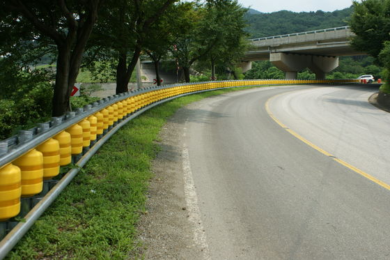 شراء PU Roller Material Rolling Guardrail Barrier Zinc Coating 85um 600g per Square Meter Grade International Level 4 Road Safety Solution online manufacture