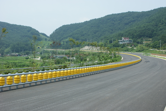 شراء Double Buckets Or Single Bucket Roller Crash Barrier with 3.5 Mm Thickness Standard JT/T281-2007 online manufacture