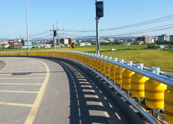 سعر جيد strength Steel One pillar and four rails protection method Roller Crash Barrier constructed with materials to ensure long term operational safety الانترنت