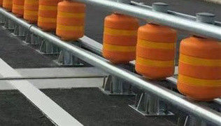 سعر جيد الطول 2000 ملم حاجز الأمان الدوار الأصفر مع خطوط سوداء حاجز الأمان الصناعي المقاوم للصدمات للمساحات العملية الانترنت