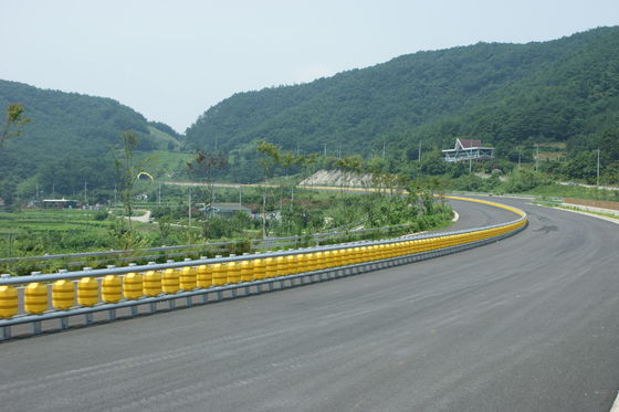 Good price Double Buckets Or Single Bucket Roller Crash Barrier with 3.5 Mm Thickness Standard JT/T281-2007 الانترنت